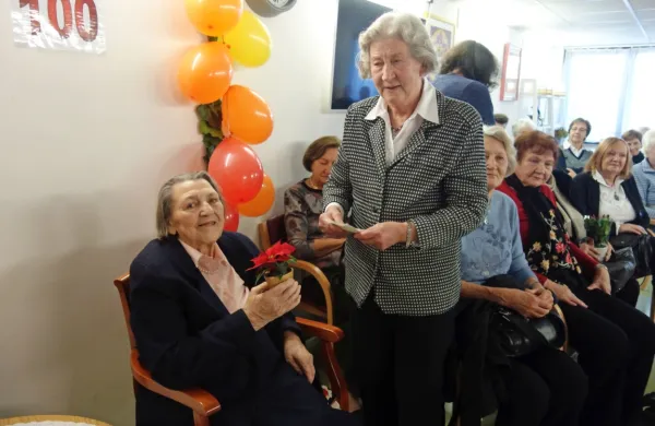 Dragomila Kerševan (na fotografiji levo) z Gradišča nad Prvačino je 
praznovala stoti rojstni dan.