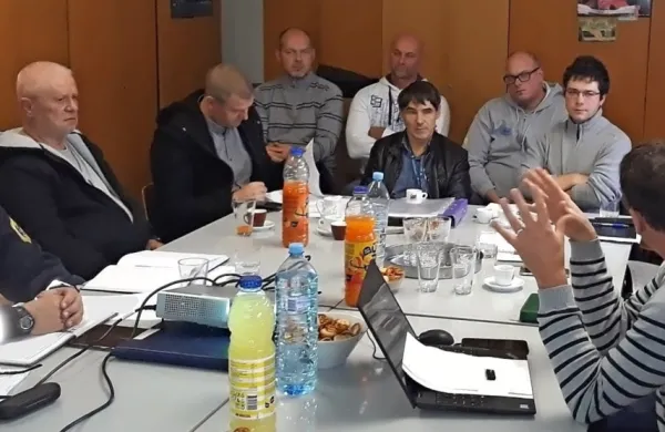 Na posvetu so se pogovarjali o zagotavljanju večje varnosti 
smučarjev in odpravljanju pomanjkljivosti na severnoprimorskih 
smučiščih.