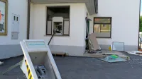 Odkar so poleti vandali razstrelili senožejski bankomat, krajani in 
številni zaposleni v vasi nimajo več kje dvigovati gotovine.