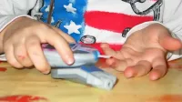 Diabetiki si morajo vsak dan meriti vrednosti sladkorja v krvi, kar 
je sestavni del zdravljenja in vzdrževanja zdravja.