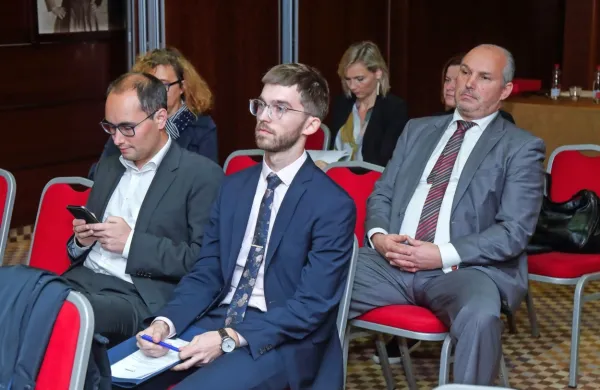 Prizor z včerajšnje skupščine Istrabenza: Peter Krivc (z leve) s 
predstavnikom družbe Intus Invest in Kristjan Verbič, predsednik 
VZMD

