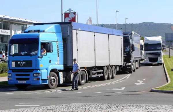 Softić z Luko ureja  organiziranje predhodnih najav tovornjakov, da ne bo kolon po mestu.