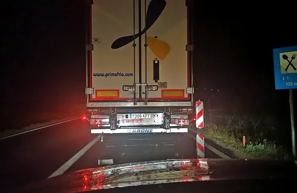 Na cestah, po katerih je prepovedan tranzitni promet, opažajo tudi 
španske tovornjake. 