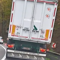 Tovornjak hrvaškega podjetja za prevoz žit iz Bjelovarja po cesti 
proti Postojni ali Kozini teoretično ne bi smel voziti, razen če...