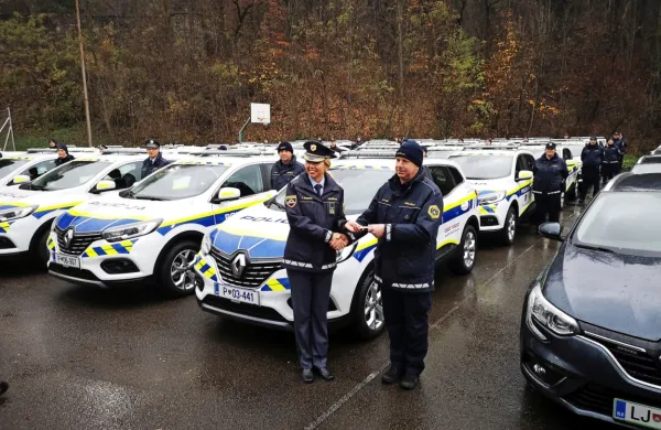 Generalna direktorica policije Tatjana Bobnar je s prenovljenim 
voznim parkom vidno zadovoljna.