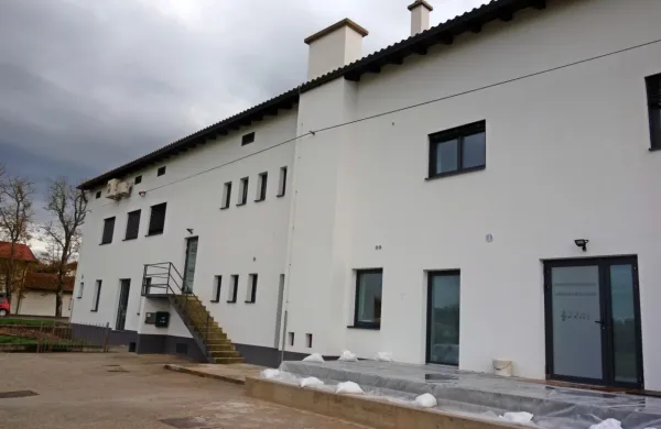 Zadružni dom na Vogrskem je dolgo čakal na obnovo. Od zunaj je zdaj videti kot nov.