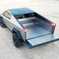 Keson v dolžino meri 1,95 metra,  natovarjanje nanj bo enostavno, 
saj ima cybertruck vgrajeno nakladalno rampo.
