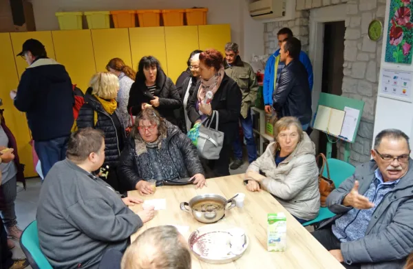 V novih prostorih se uporabniki Šentovih programov družijo in  tudi kuhajo. Za otvoritev so denimo spekli piškote. 