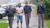 Včeraj  so Iračana na sodišče pospremili kar trije pravosodni 
policisti.