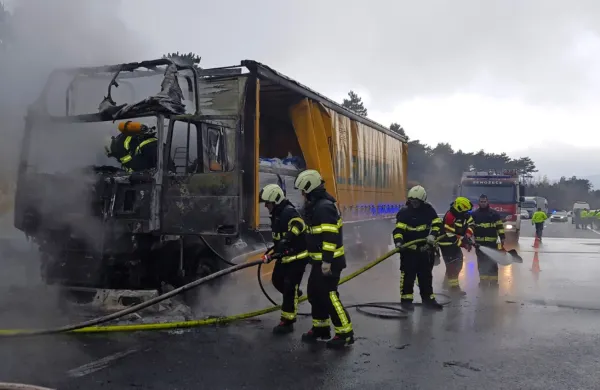 Plameni so povsem uničili kabino tovornjaka. Bolgarski voznik je 
prevažal   prah za zobno pasto. 