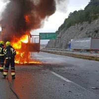 Ko so  prišli gasilci, je bila kabina že vsa v plamenih.