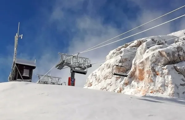 Sedežnico Prevala so morali kopati  izpod snega, ki je hkrati še 
poškodoval linijski optični kabel. 