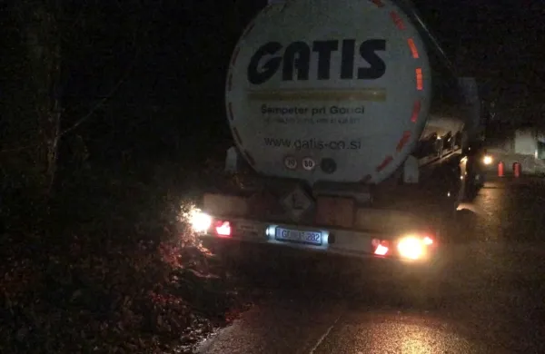 Voznik cisterne je v Plavjah zgrešil smer in po ozki cesti zapeljal 
proti Tinjanu.