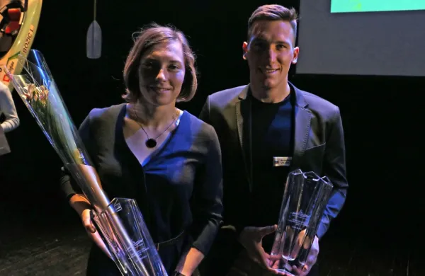 Najboljša v letu 2019 po izboru kajakaške zveze sta  kajakašica Eva Terčelj (levo) in  kanuist Luka Božič.
