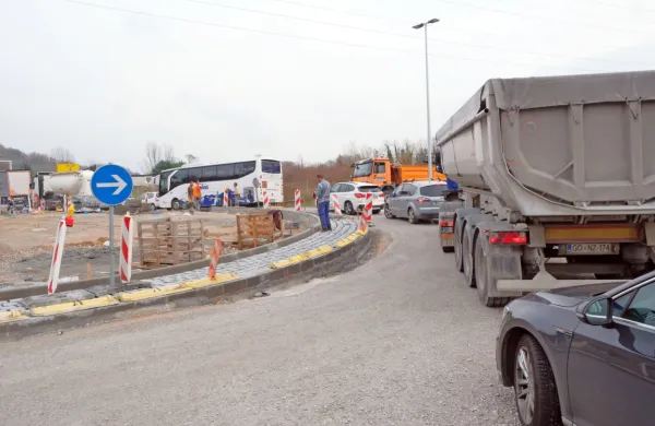 Krožišči na Bazari bi morali biti dokončani  do včeraj, a se bo 
gradnja zaradi slabega vremena zavlekla.  