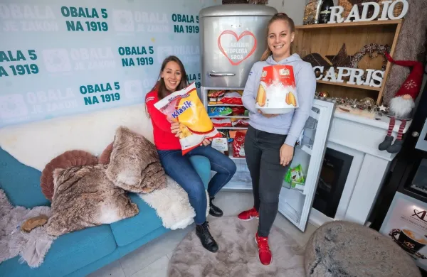 Vsi, ki bi želeli prispevati v Hladilnik toplega srca, lahko dobrine 
prinesejo v prenosni studio Radia Capris ob koprskem drsališču na 
Pristaniški ulici.