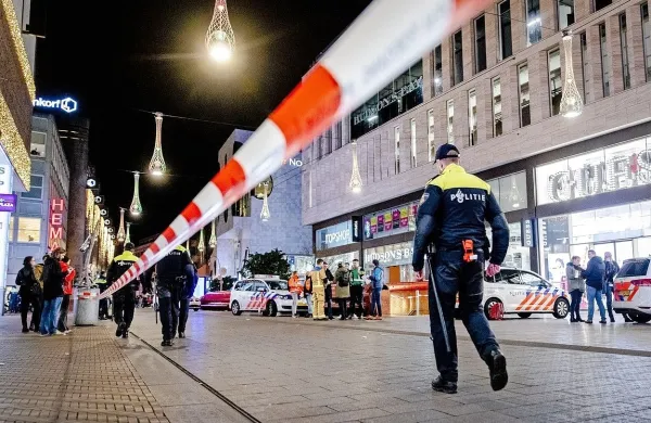 Britanska vlada se je danes zavezala, da bo osvetlila okoliščine, ki 
so bivšemu terorističnemu zaporniku omogočile uboj dveh ljudi v 
London.