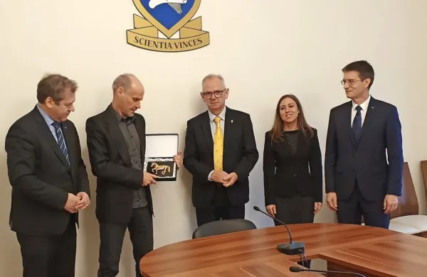 Zavrtaniku so se zahvalili za dosedanje vodenje. Z leve: Igor Papič, 
Dragan Marušič (ki se je konference udeležil kot gost), Danilo 
Zavrtanik, Klavdija Kutnar in Zdravko Kačič.