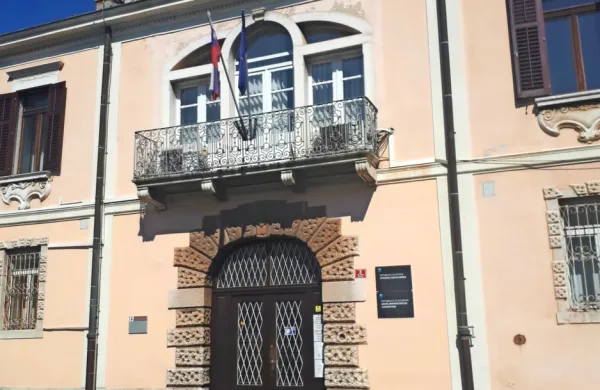 Miroslav Čeklić, upokojeni  inštruktor vožnje,  je na koprsko 
upravno enoto prihajal kot pooblaščenec italijanskih voznikov, ki 
so se prijavljali na njegovem naslovu v Gračišču.