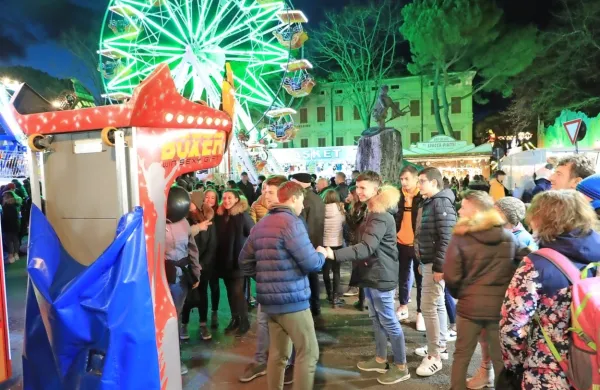 FOTO: Spet množično na &ldquo;karočke&rdquo;