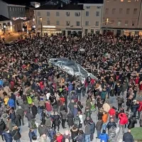 Na Trgu Republike v Tržiču naj bi se zbralo vsaj 3000 somišljenikov 
novonastalega gibanja proti Salviniju in njegovi politiki sovraštva.  