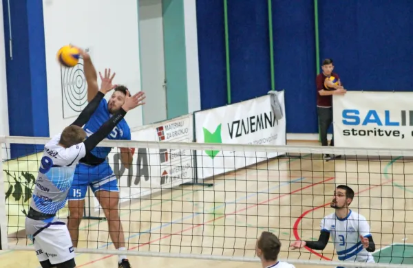  Salonitov Matic Vrtovec (v modri opravi, 25 točk) je s pomočjo 
ekipe dobil dvoboj z najučinkovitejšim igralcem derbija, Mariborčanom Rokom Možičem (v bloku, 26 točk). 