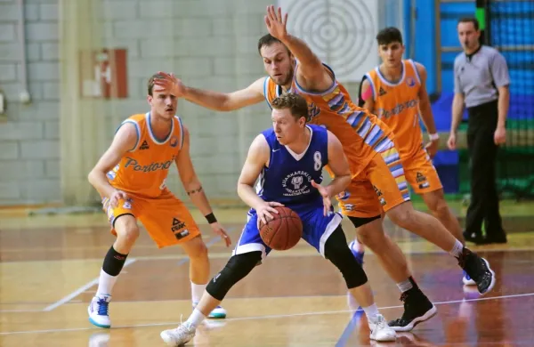 Portorožan Adin Kavgić je tako poletel nad strelca odločilne trojke 
za zmago Hrastnika Klemna Požina (št. 8).