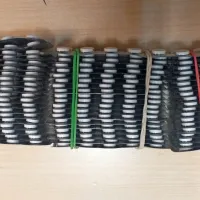 ... med hišno preiskavo pa še zalogo 600 enakih tablet, ki so bile 
očitno namenjene nadaljnji preprodaji.