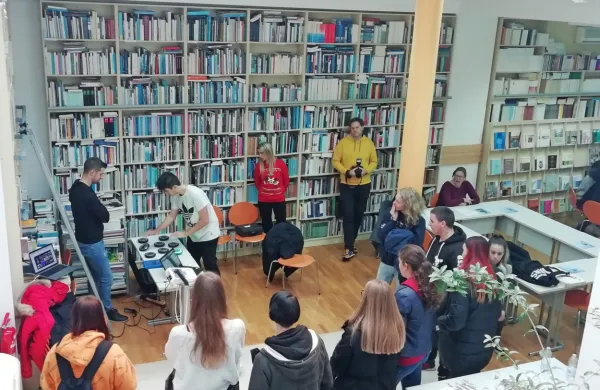 Na včerajšnjem dnevu odprtih vrat so se v prostorih ZRS zvrstili 
dijaki četrtih letnikov koprskih srednjih šol. 