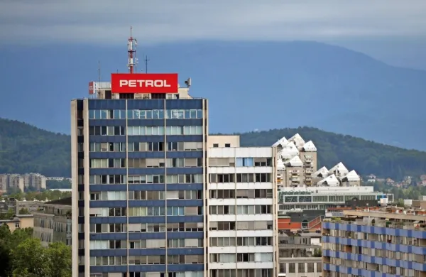 Slovenski državni holding (SDH) za zdaj ne vidi razlogov za predlog 
menjave nadzornikov Petrola, je za STA povedal predsednik 
uprave SDH Gabrijel Škof.