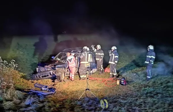 Gasilci so voznika, ki je na cesti za Novo Sušico zapeljal s ceste,   s 
tehničnim posegom rešili iz vozila.  
