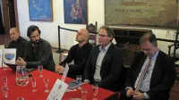 V Pokrajinskem muzeju so včeraj projekt Koper Capodistria med 
drugim predstavljali (od leve) Ivan Simčič, Luka Juri, Aleksandro 
Burra (domoznanski oddelek Osrednje knjižnice Srečka Vilharja), 
David Runco (direktor Osrednje knjižnice) in Robert Rakar (Primorska gospodarska zbornica). 