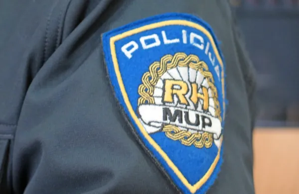 Če vlada ne bo  policistom zvišala koeficientov za zahtevnost dela,  
bodo kmalu organizirali stavko. Nezadovoljni so tudi hrvaški 
cariniki, pravosodni policisti, zdravniki in medicinske sestre.