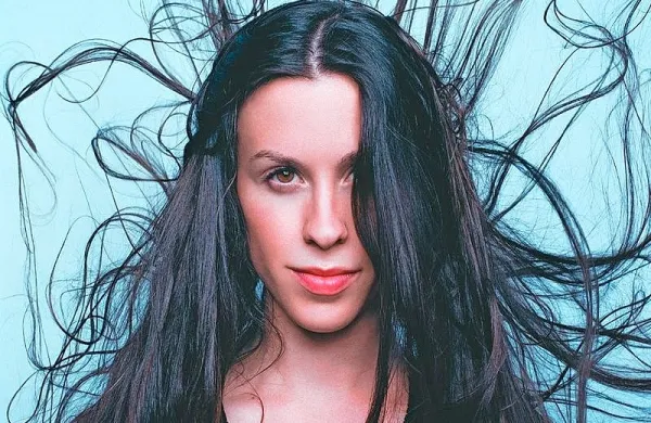 Rockerka Alanis Morissette je v ponedeljek izdala Reasons I Drink, 
uvodno skladbo s prihajajočega albuma, ki bo njen prvi po osmih 
letih.