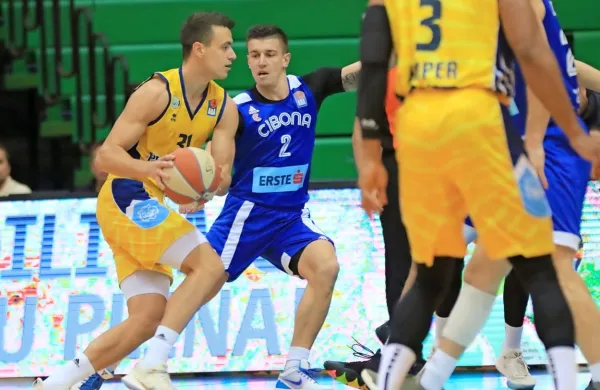 Dvoboj slovenskih branilcev - levo Žan Mark Šiško, ob njem 
slovenski član Cibone Matic Rebec, ki se ni vpisal med strelce.