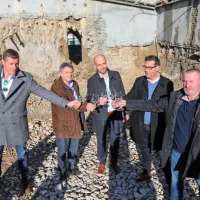 Na gradbišču bodoče podzemne garažne hiše na Muzejskem trgu 
v Kopru so danes obeležili preboj vstopno-izstopne cevi predora, 
ki bo predstavljala vhod do garažne hiše. 