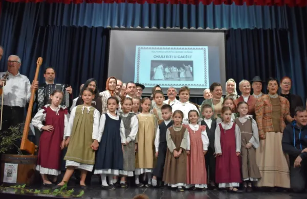 Za prihodnost folklore na Krasu ni skrbi, saj imajo številčen 
podmladek.
