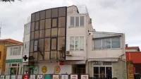 Hostel na Škofijah, kjer zaradi nasprotovanja prebivalcev ni 
zaživela integracijska hiša za begunce z mednarodno zaščito, je 
naprodaj.