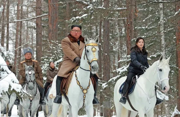 Severnokorejski mediji so danes objavili nove fotografije severnokorejskega voditelja Kim Jong-una, kako na belem konju 
jaha na zasneženi sveti gori Paektu.