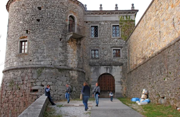 Minister za kulturo Zoran Poznič je novogoriškemu županu 
Klemnu Miklaviču obljubil pomoč države pri oživljanju gradu 
Rihemberk (na fotografiji), Laščakove vile in gradnji amfiteatra na 
prostem ob narodnem gledališču.