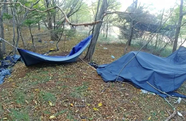 Večina odpadkov nastaja po gozdovih in ob poteh, kjer imajo 
migranti začasna improvizirana bivališča. 