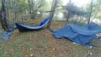 Večina odpadkov nastaja po gozdovih in ob poteh, kjer imajo 
migranti začasna improvizirana bivališča. 