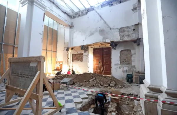 Ob pripravljalnih delih so na prostoru cerkvenega kora našli tudi 
kamnito ploščo iz 6. stoletja.