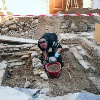 Na cerkvenem koru na&scaron;li tudi kamnito plo&scaron;čo iz 6. stoletja