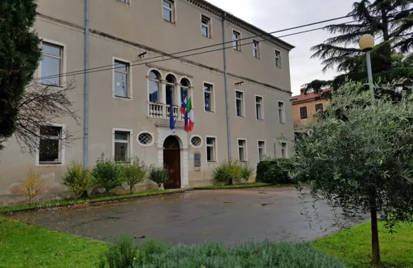 Predstavniki ministrstva so na sestanku o obnovi Collegio dei 
Nobili v Kopru, v katerem domujeta osnovna in srednja šola z 
italijanskim učnim jezikom, po besedah Alberta Scherianija iz 
samoupravne skupnosti zagotovili, da sredstva, predvidena v 
proračunu 2020, ostajajo.