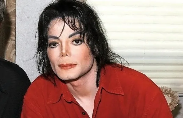 Michael Jackson bo v novem muzikalu upodobljen nekoliko 
neobičajno.