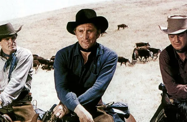 V filmu Mož brez zvezde je glavno vlogo odigral junak kavbojk - 
Kirk Douglas (v sredini).