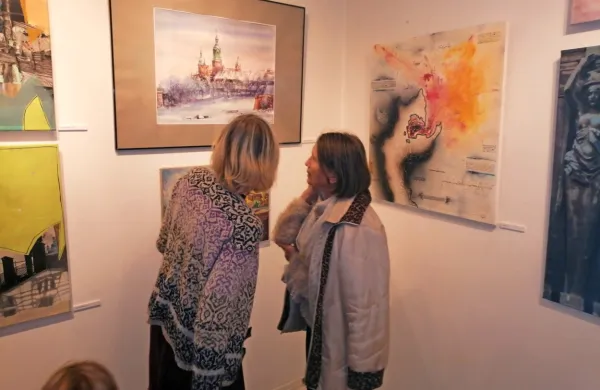 V ajdovski galeriji Lična hiša se predstavlja  22 avtorjev iz osmih 
držav.