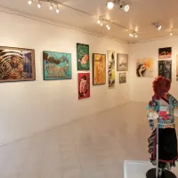 V ajdovski galeriji Lična hiša se predstavlja  22 avtorjev iz osmih 
držav.