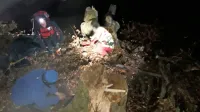 Med spravljanjem lesa v gozdu nad naseljem Podbrdo se je v torek 
na 38-letnega gozdarja prevrnil drevesni panj in ga poškodoval do 
smrti.
